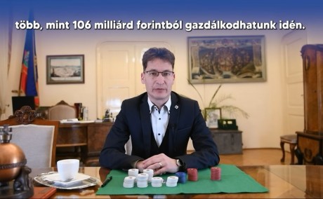 Rendhagyó videóban szemlélteti a 2022-es büdzsé bevételeit a város polgármestere